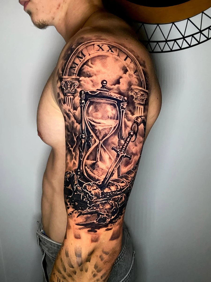 ⚔️ Le temps finit toujours par trancher. Projet réalisé en noir & gris réaliste autour d'une composition symbolique mêlant force, chaos et passage du temps. Un scorpion transpercé par une épée, accompagné d'un sablier central, le tout plongé dans une atmosphère orageuse entre nuages, éclairs et arch