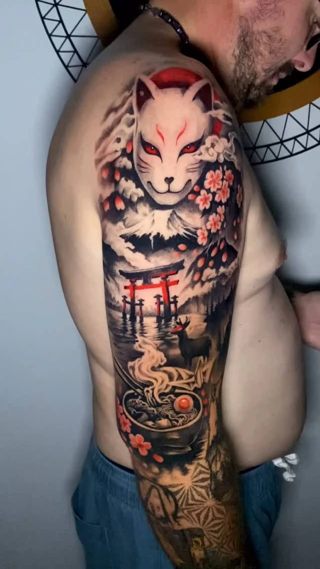 🇯🇵 Demi-manchette inspirée du Japon 🇯🇵 Ce projet rassemble plusieurs symboles forts de la culture japonaise, tous choisis pour raconter le lien profond que mon client a créé avec ce pays après son voyage. Le masque du renard 🦊 pour l'esprit et le mystère, le torii ⛩️ comme passage vers le sacré
