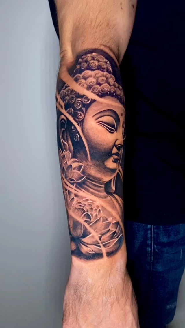 Début de bras avec ce #buddha et ses fleurs de #lotus en #realisme. Avec des fournitures @hand_ink_ #tatouagerealiste #zentattoo #buddhatattoo #lotustattoo #blackandgreytattoo #bordeauxmaville #armtattoo #tatouagenoiretgris #tatouagehomme