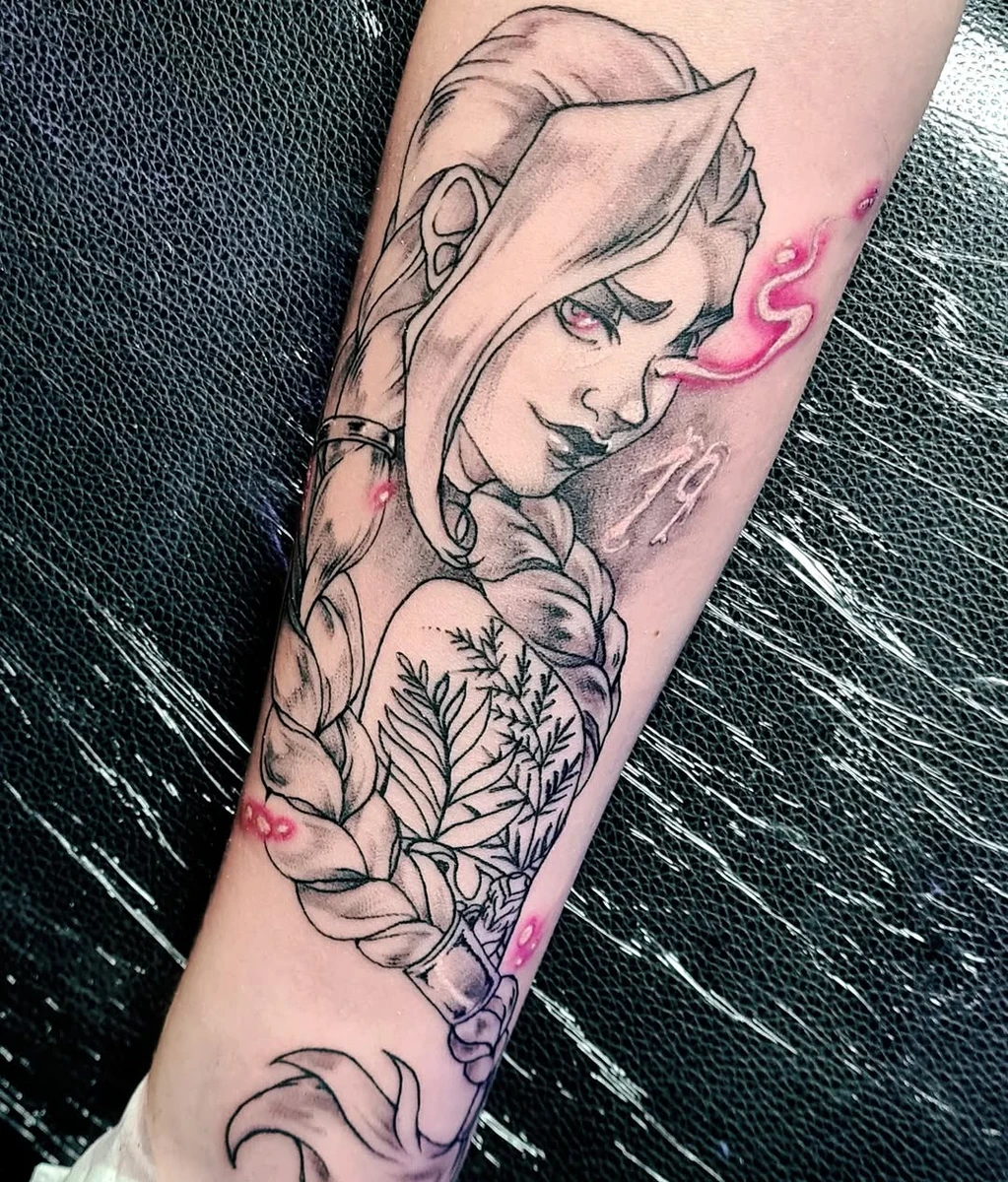 Toujours plus que RAVI de tatouer du Arcane! (Ouii du LOL aussi rhooo...) Et même en noir et gris, c'est possible! J'ai encore quelques places à combler en avril, si jamais ♡ (Est-ce que j'adorerais tatouer un Viktor ou une Mel dans ce style? Oh oui.) #tattoo #arcanetattoo #arcanejinx #jinxtattoo #j
