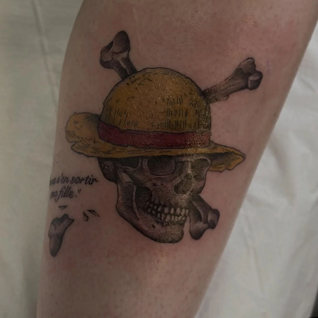 Un crâne avec le chapeau de Luffy, en hommage. Réalisé sur Ambre.