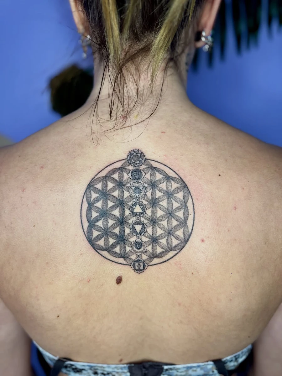 Une fleur de vie régénérante ornée des symboles des chakras. Merci @nola.wlrk.