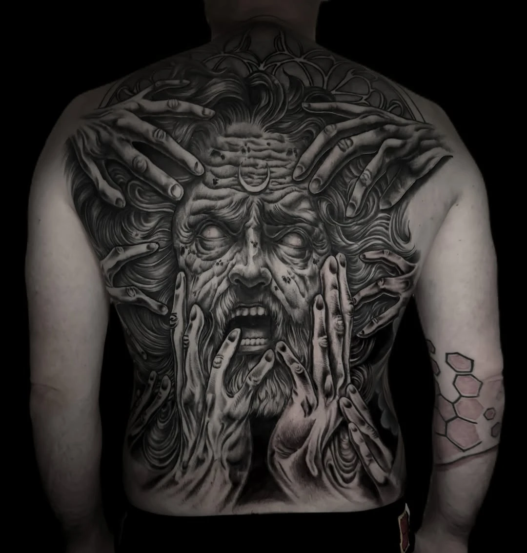 Invisible Scar. Projet dos complet, noir & gris mêlant blackwork.