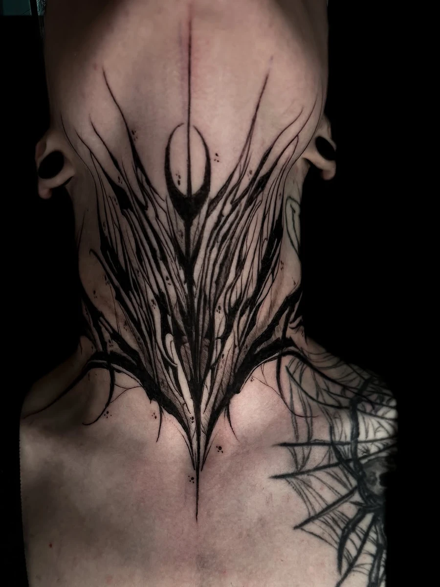 Abstract blackwork, univers organique et expérimental.
