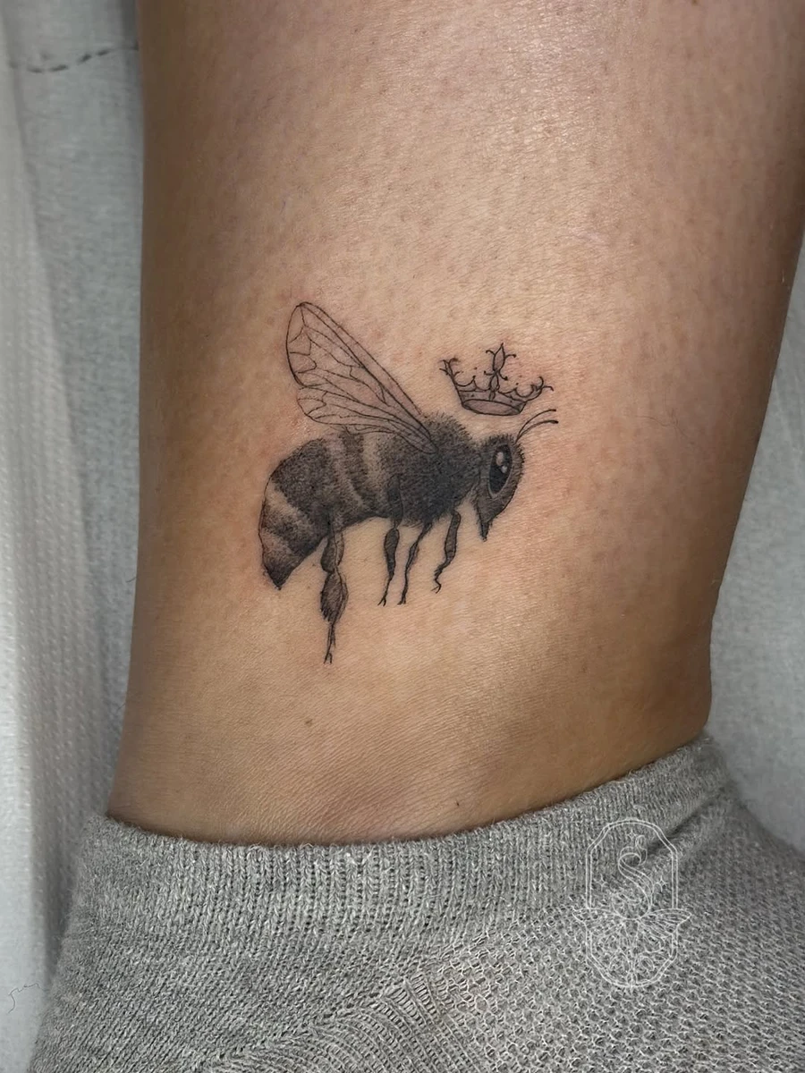 Abeille avec couronne, fine line micro-réalisme monochrome.