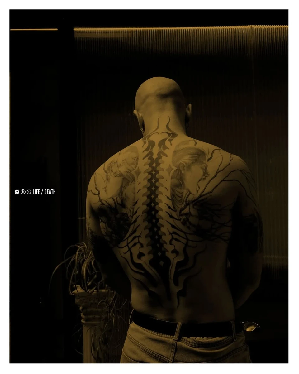 Backpiece custom LIFE/DEATH avec nervures et ailes. Made at @cobalt__studio.