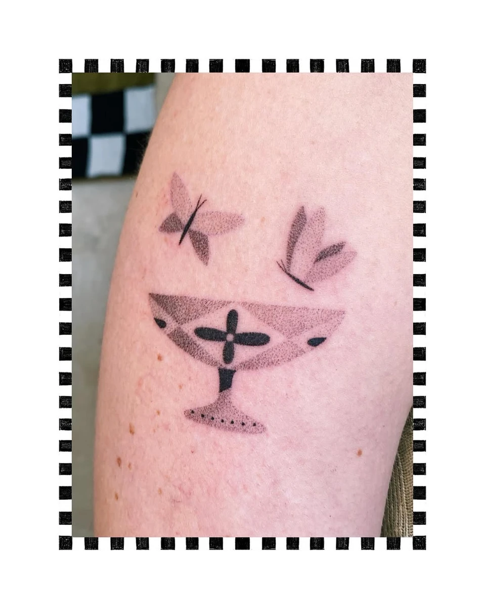Merci Hélène d'avoir choisi ce flash. Handpoked chez @studiovoila.ttt.