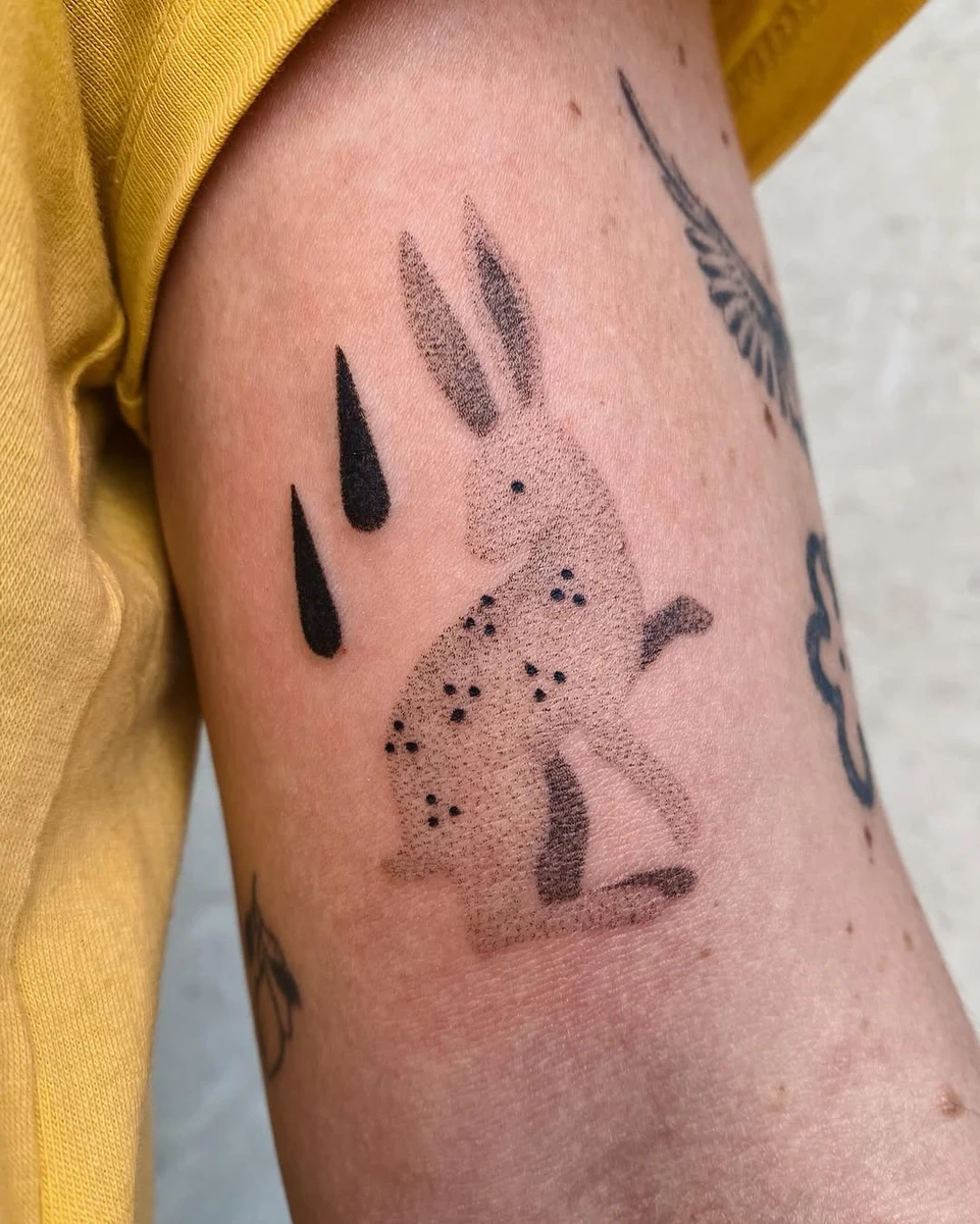 Merci Salomée d'avoir choisi ce flash. Handpoked chez @studiovoila.ttt.