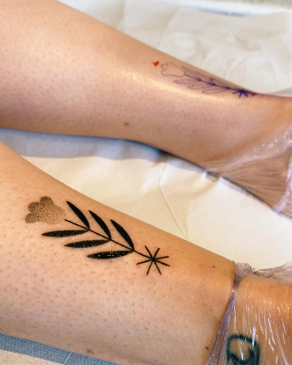 Super symétrie florale pour Camille. Handpoked chez @studiovoila.ttt.