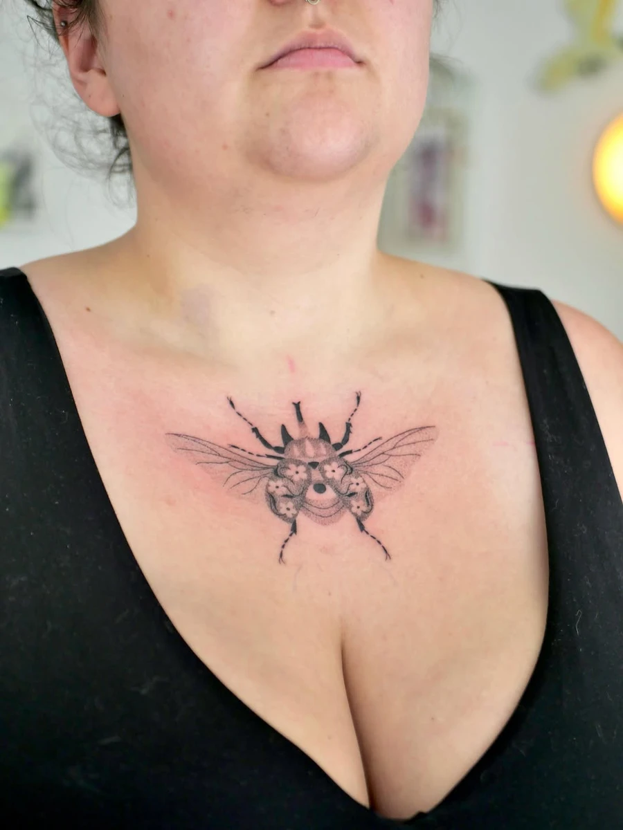 Un insecte volant pour Loli. Done at @vroum.studio. Merci mille fois.