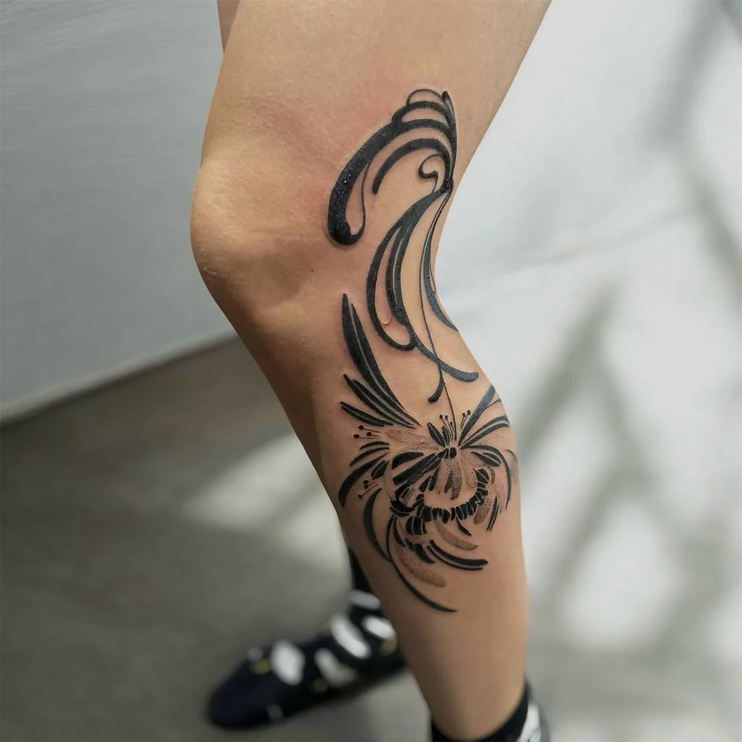 Chrysanthème encré sur la jambe, symbole de force et de renouveau.