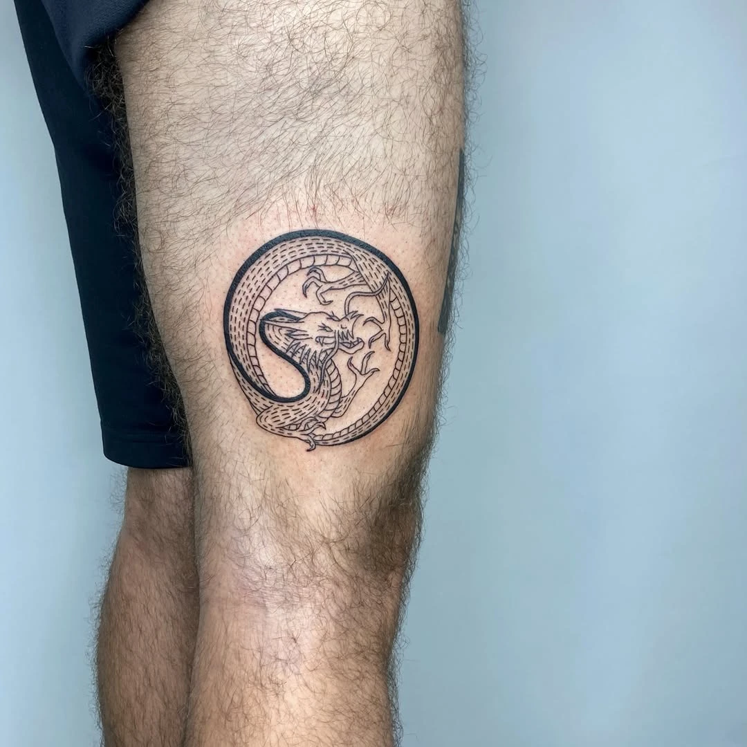 Dragon yin-yang circulaire, style japonais gravure dotwork.