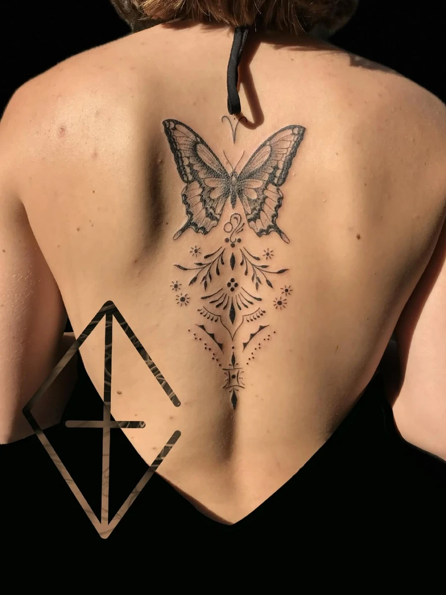 Papillon et ornements botaniques, fine line ornemental.