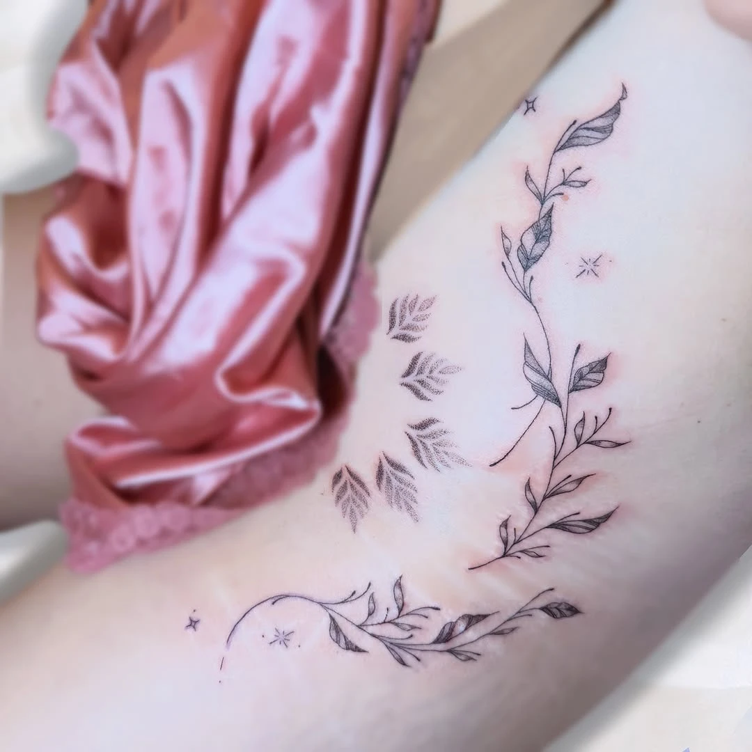 𝑷𝒓𝒐𝒋𝒆𝒕 𝒑𝒆𝒓𝒔𝒐𝒏𝒏𝒆𝒍 🌸 . Trop heureuse de retrouver Lena pour ce joli projet sur la hanche. J'adore tatouer cette zone, merci pour ta confiance renouvelée et pour ces belles séances à chaque fois ! . @probodysupply @lou.pro_body_supply 🍃 . Tu peux me contacter par mail (💌defa.tattoo@gm