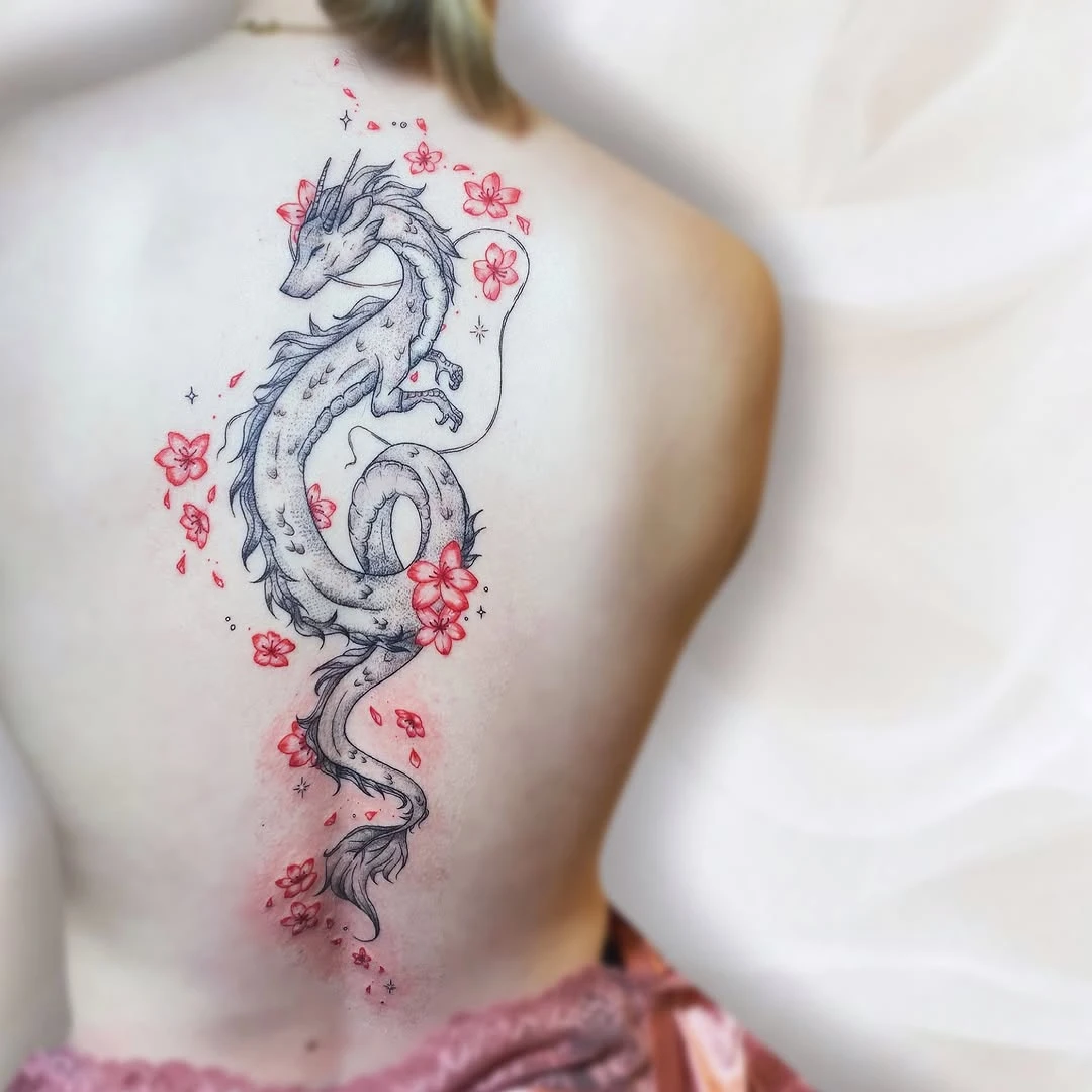 𝑷𝒓𝒐𝒋𝒆𝒕 𝒑𝒆𝒓𝒔𝒐𝒏𝒏𝒆𝒍 ✨ . Quel plaisir de retrouver ma cliente Élodie pour réaliser ce grand dragon le long de la colonne. Ça faisait plusieurs mois que nous parlions de ce projet, et j'étais très heureuse de pouvoir le concrétiser. Une grande pièce en ligne fine noire, accompagnée de fleu