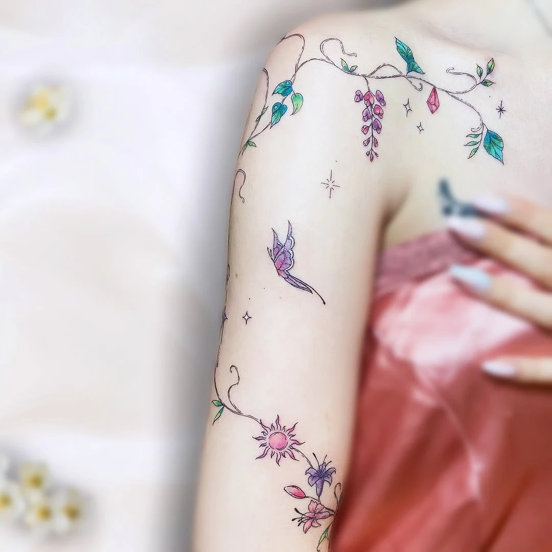 𝑷𝒓𝒐𝒋𝒆𝒕 𝒑𝒆𝒓𝒔𝒐𝒏𝒏𝒆𝒍 ✨ . C'était un plaisir de retrouver ma fidèle cliente Chloé pour réaliser son projet floral, dans un esprit fairy et enchanté, sur le bras 🧚🏻‍♀️ Merci mille fois Chloé pour ce projet que j'ai vraiment adoré réaliser, et pour ta confiance renouvelée ! . Tu peux me co