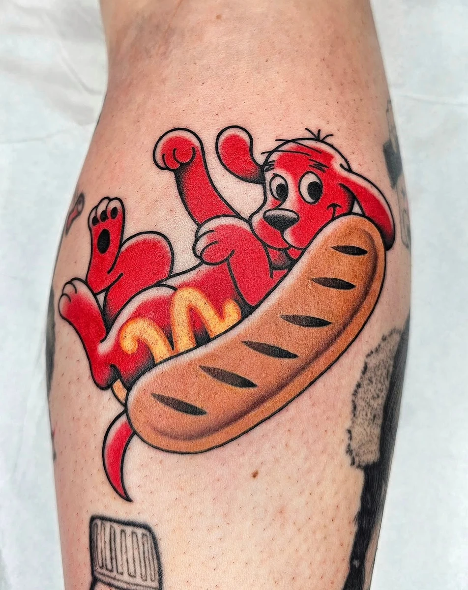 🌭🐕 Merci @carrour d'avoir choisi ce flash 😇🌭 ➡️➡️➡️ #tattoo#tattoos#flashtattoo#flashworkers#neotraditional#tradtattoos#foodtattoo#cartoon#foodporn#nerds#childhoodfood#hotdog#dog#doggo#dogsofinstagram#puppy#cartoon