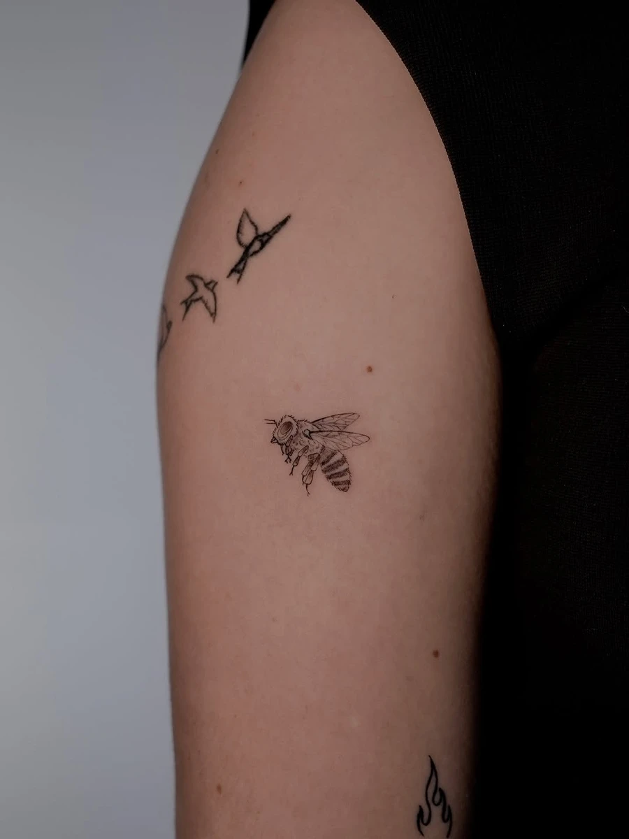 Little bee 🐝 pour Ophélie. Réalisé au studio apt235.