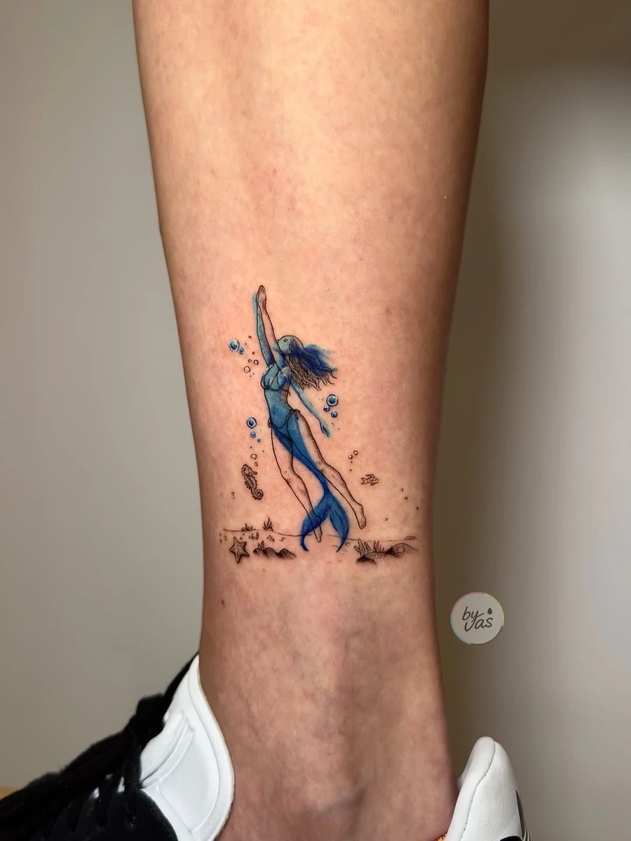 🫧 Blue drift İstanbul randevuları açık 💌 byvastattoo@gmail.com A quiet little piece from under the surface. #mermaidtattoo #pellucid #pellucidtattoo