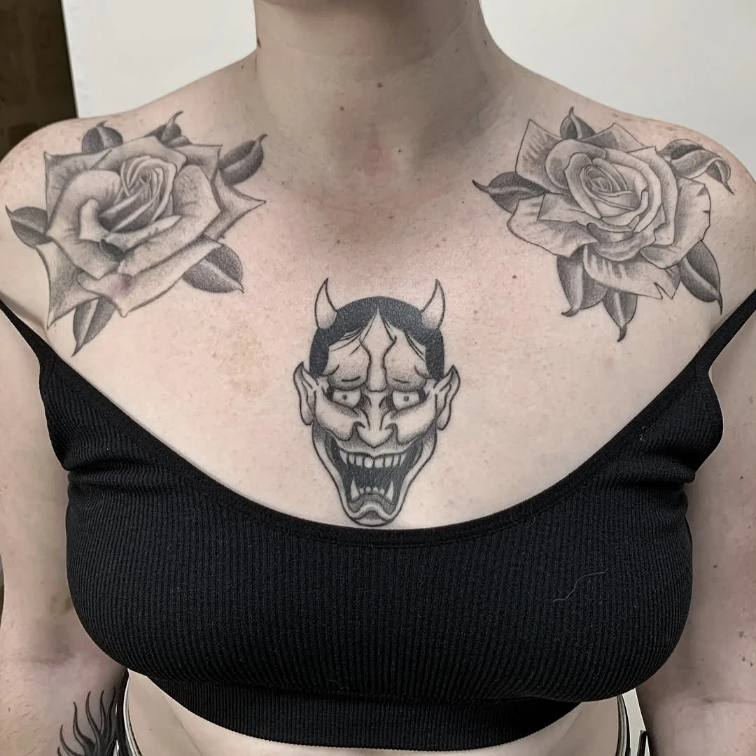 Tatouage roses et hannya black & grey poitrine — 44tats