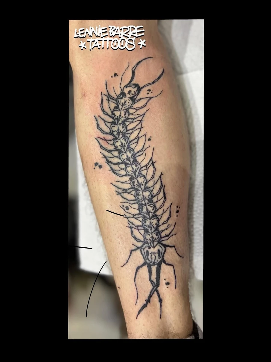 Scolopendre blackwork dark sur l'avant-bras.