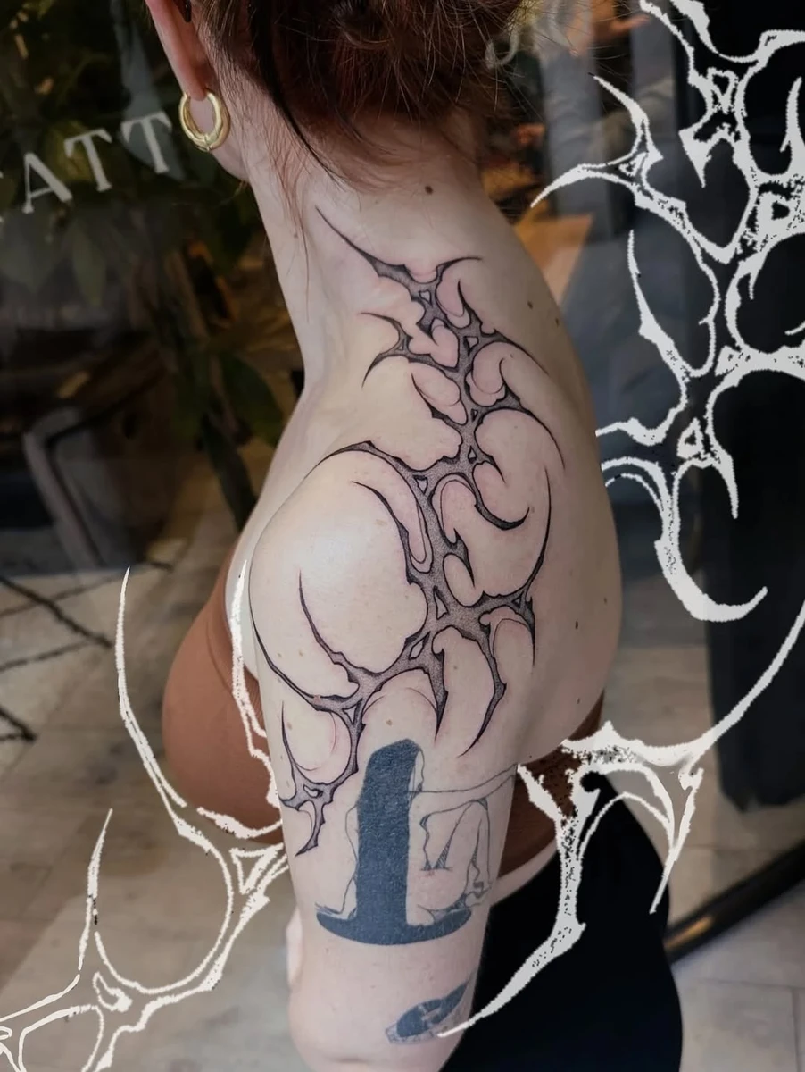 Projet perso pour ma copine 🫶 Réalisé entièrement en freehand ! Merci et merci <3 . . #tattoo #tatouage #tatouagebordeaux #abstracttattoo #blackworktattoo
