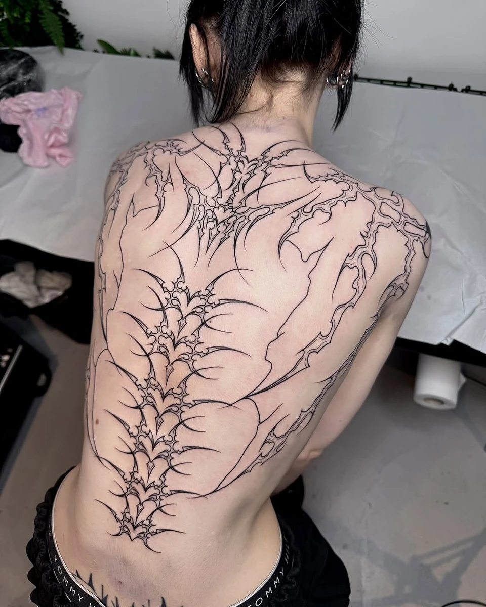 Start your evening with a look at my beautiful neotribal project 🙂🫳☕️Fewer words, more tattoos. Let the art do the talking <3 . . . . . #yungmary #tattoo #neotribaltattoo #tattooart #tattooideas #paristattoo #londontattooartist #nyctattoo #darkart #castle #y2ktattoo #technoart #digitaltattoo #igno