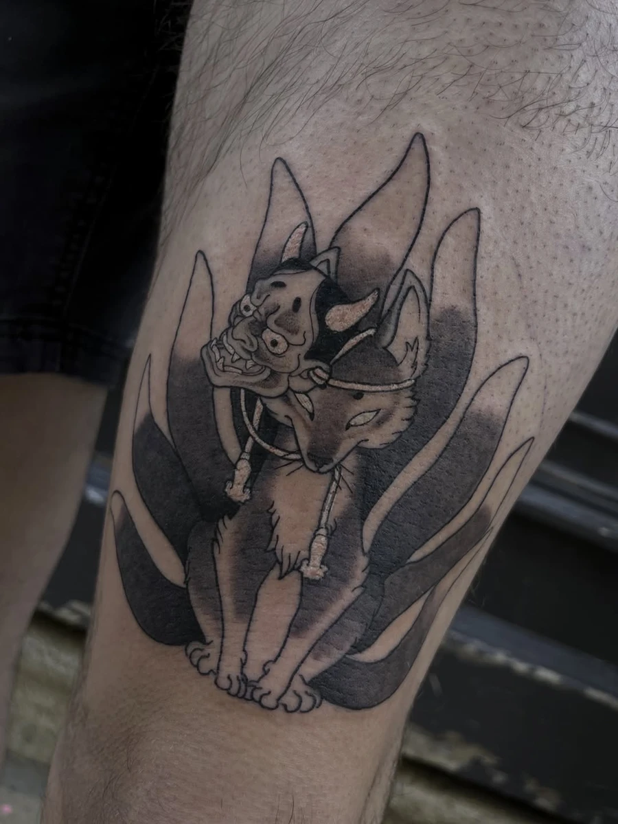 Un petit kitsune à neuf queues avec un masque hannya pour max.