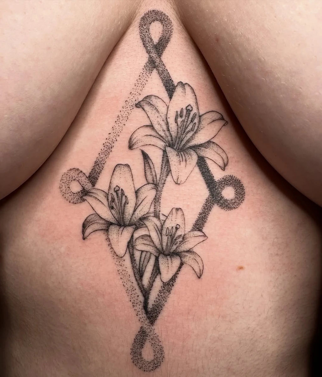 Lys ✨ Des fleurs de lys dessinées en lignes fines, un souffle délicat sur la peau.