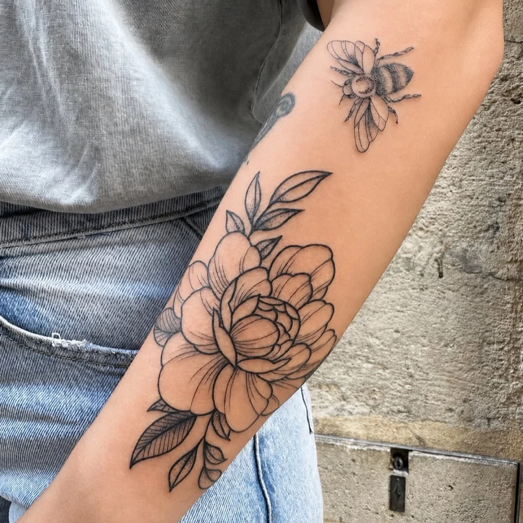 Petite pivoine et son abeille pour Barbara 🌸