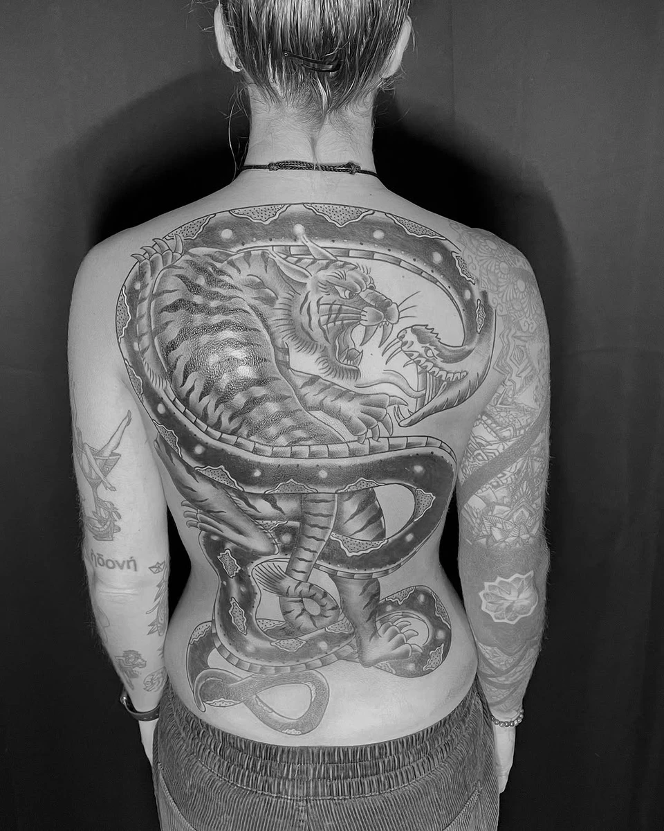 Merci Hélène de m'avoir confié ton dos et merci à tous pour votre confiance en 2023, on se retrouve vite pour plein de nouveaux projets 🖤 #bordeaux #tattoo #traditionaltattoo #tradtattoos #bordeauxtattoo
