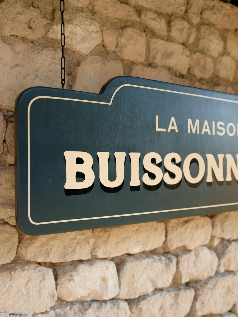 La Maison Buissonnière, réalisée en handpoke.