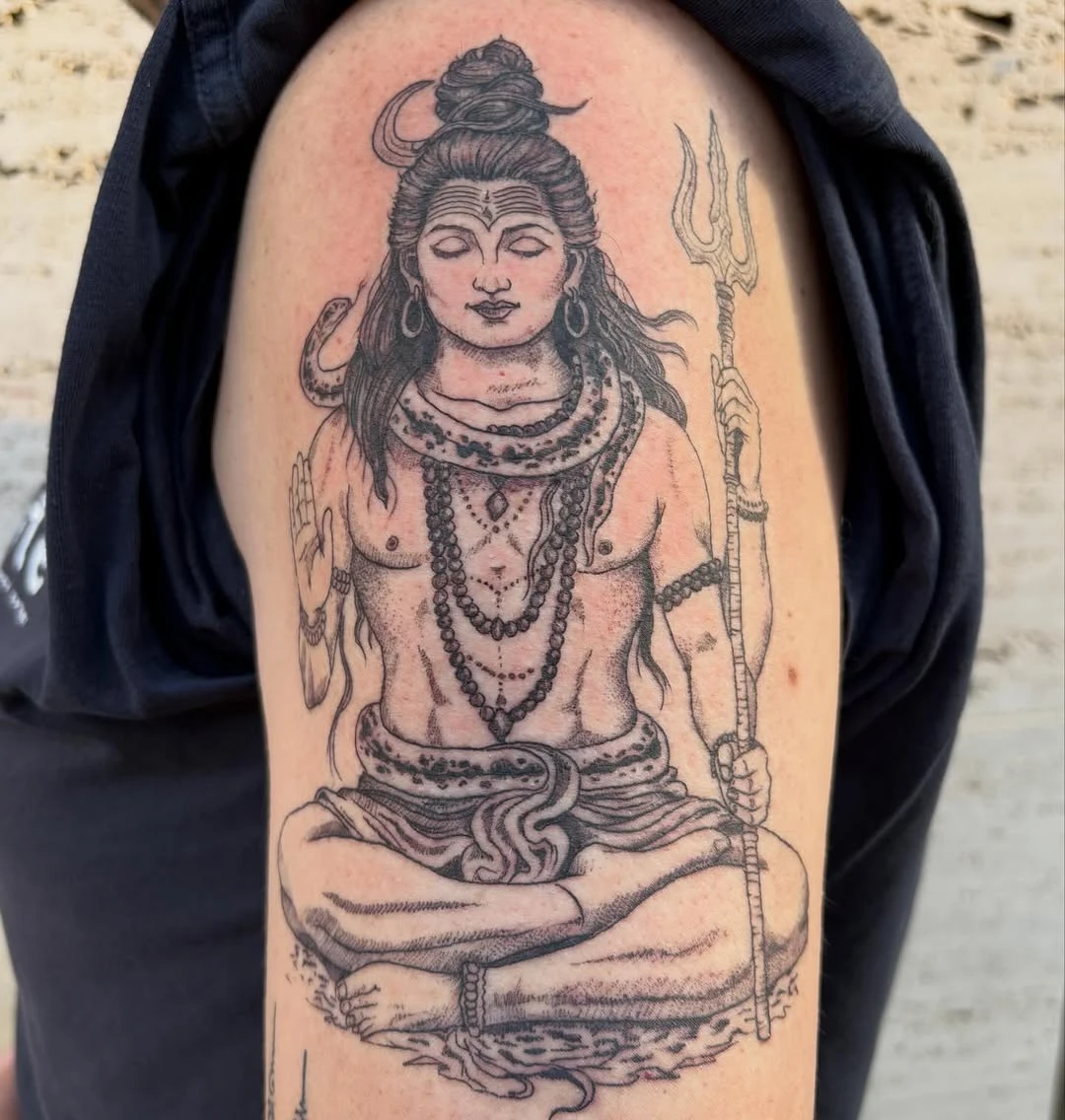 Mahadev sur la peau, comme une prière permanente. 🕉️🔱