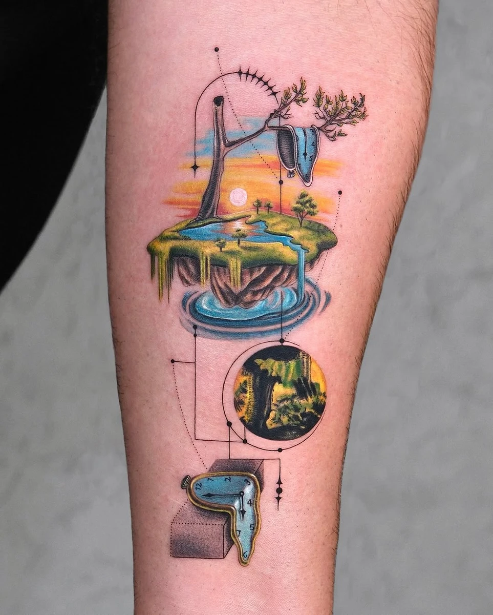 Sevgili müşterimin ilk dövmesi; 6 yaşındaki kızı Ada ve kendi hikayesinden parçalar taşıyor. Ada'nın 4 yaşındayken yaptığı tablo ile Salvador Dali'nin en bilinen eseri olan "Eriyen Saatler" (The Persistence of Memory) tablosunun birleşimi, anlamlı ve çok değerli bir tasarıma dönüştü. 🧡🫠✨ #gokceoza