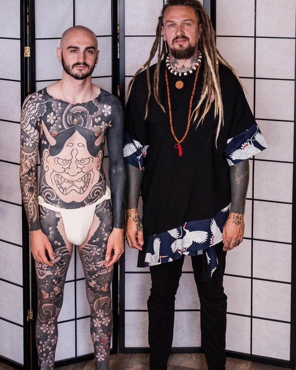 Une super photo de @lafayemaurice de notre incroyable projet de body suit @kroniksz on fêtera les 3 ans du début des hostilités en janvier, et je remercie du fond du cœur pour cette chance extraordinaire d'avoir des clients si magnifique et qui me font confiance. Une belle amitié est née de ce proje