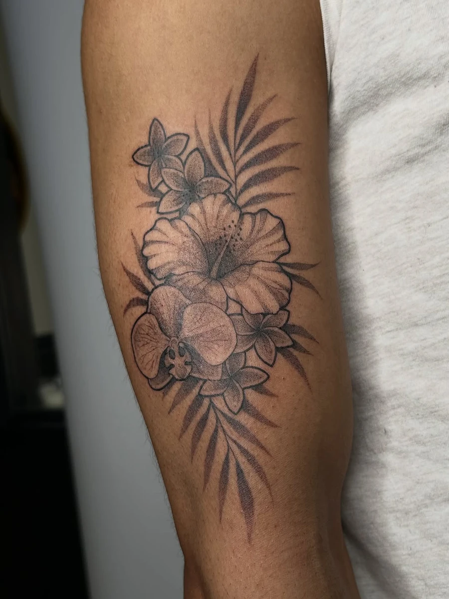 Des fois c'est sympa les petites compositions florales comme ça, c'est un plaisir à tatouer 🌞