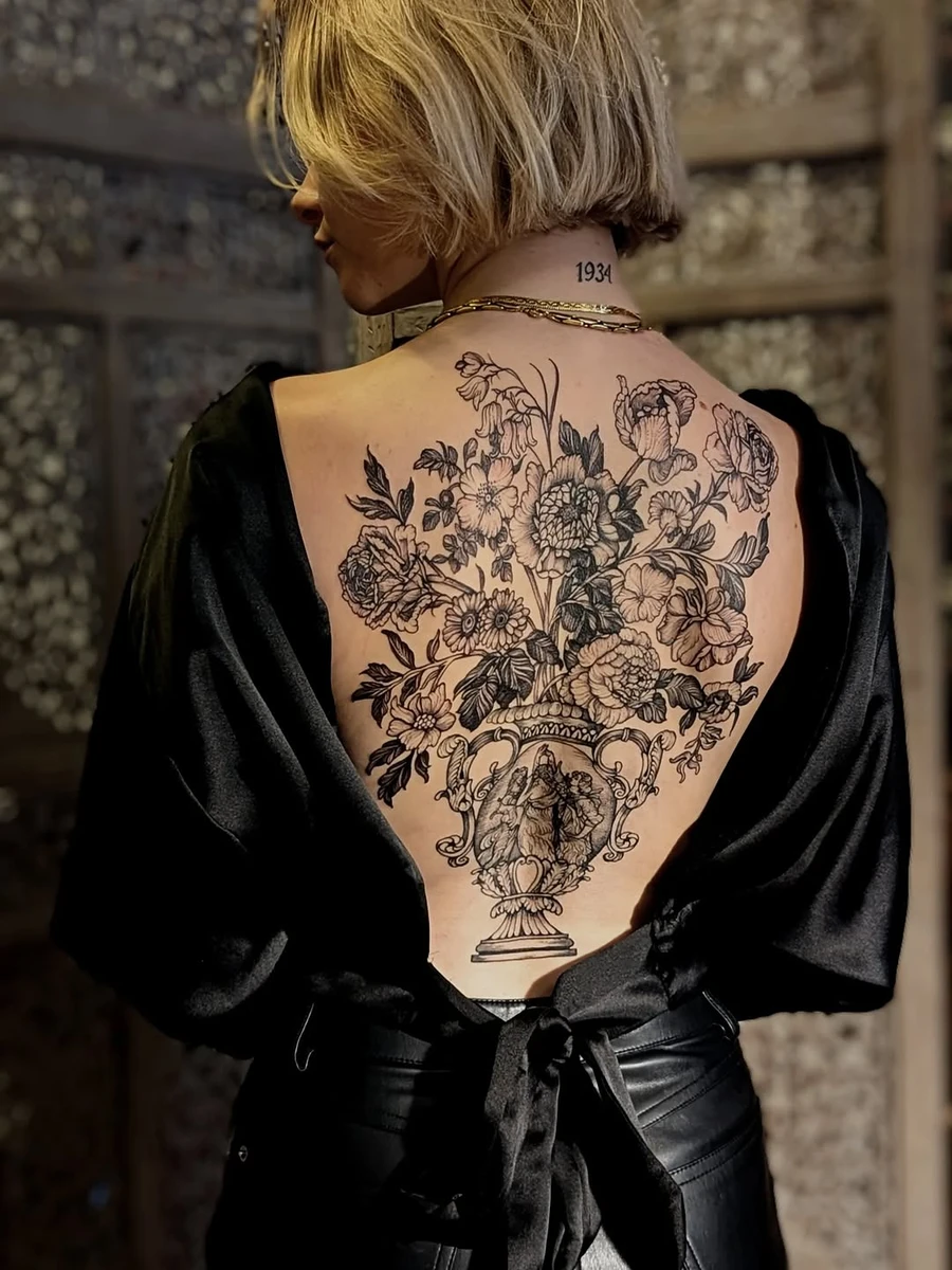 Vase. Ornementation inspirée des Trois Grâces de Botticelli. Merci Jade pour ta confiance renouvelée ✨