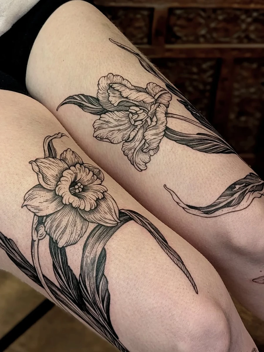 Narcisse x Tulipe. Fausse symétrie avec insectes (abeille/cigale). Merci Valentine pour ta confiance ✨