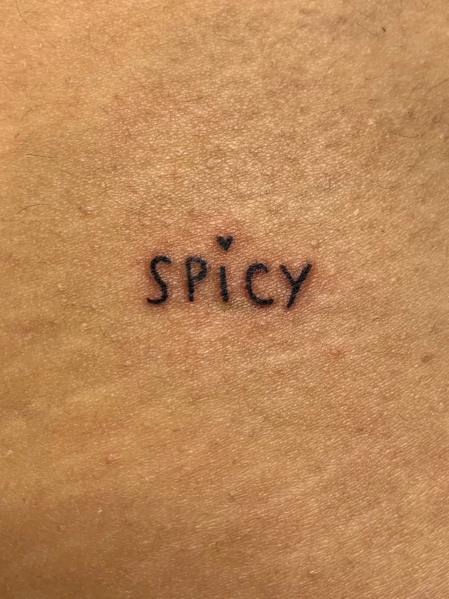 Back in town avec ce tattoo so Spicy ! 🌶️ tatoué sur un 🍑