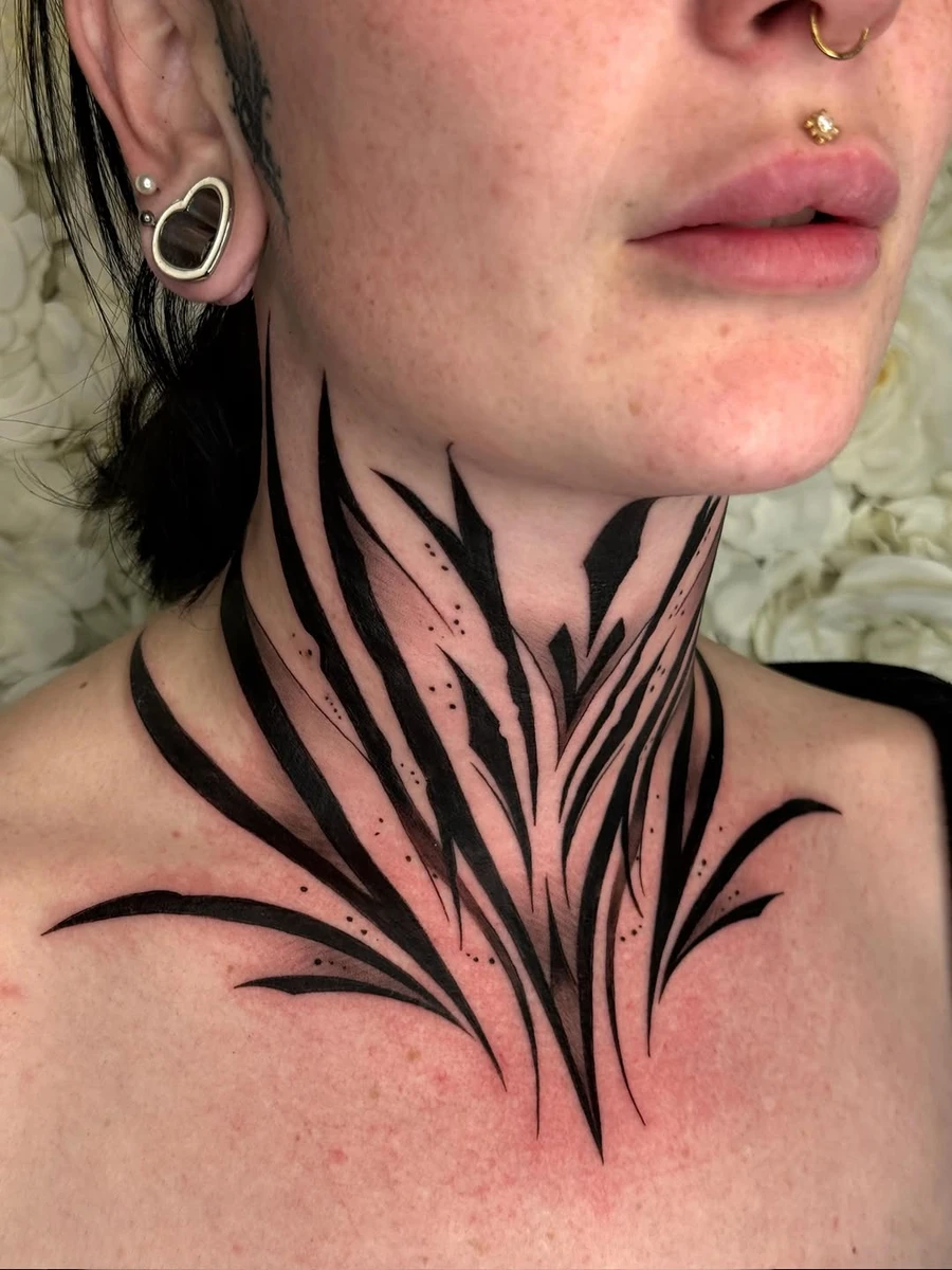 🖤 BLACKWORK 🖤 Merci @elliiamarie 💥💥 #blackwork #blacktattooart #necktattoo #darktattoo #gotgirls