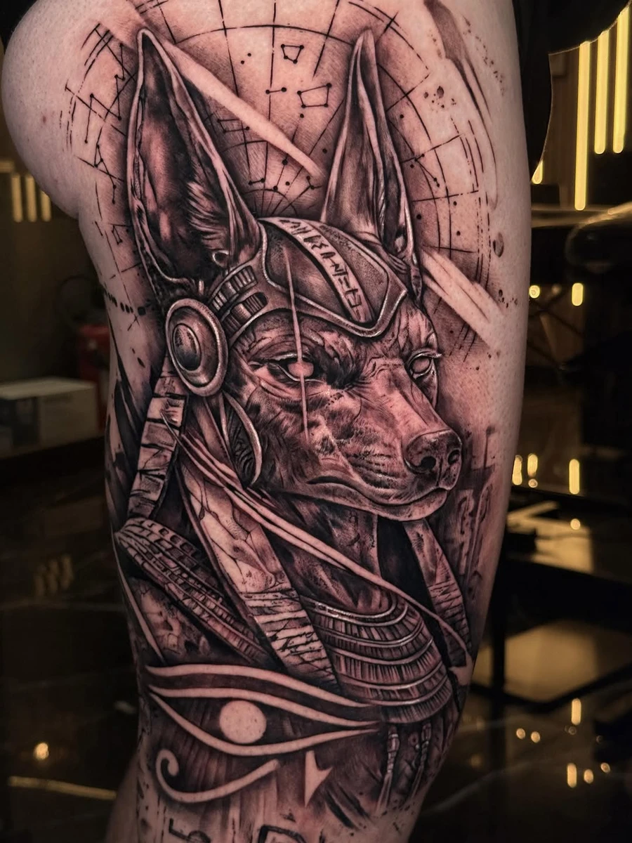 ✨ A N U B I S ✨ .Entre mythologie et obscurité. Merci Nicolas 🙏🏻 #anubis #egytian #egyptiantattoo #marseilletattoo