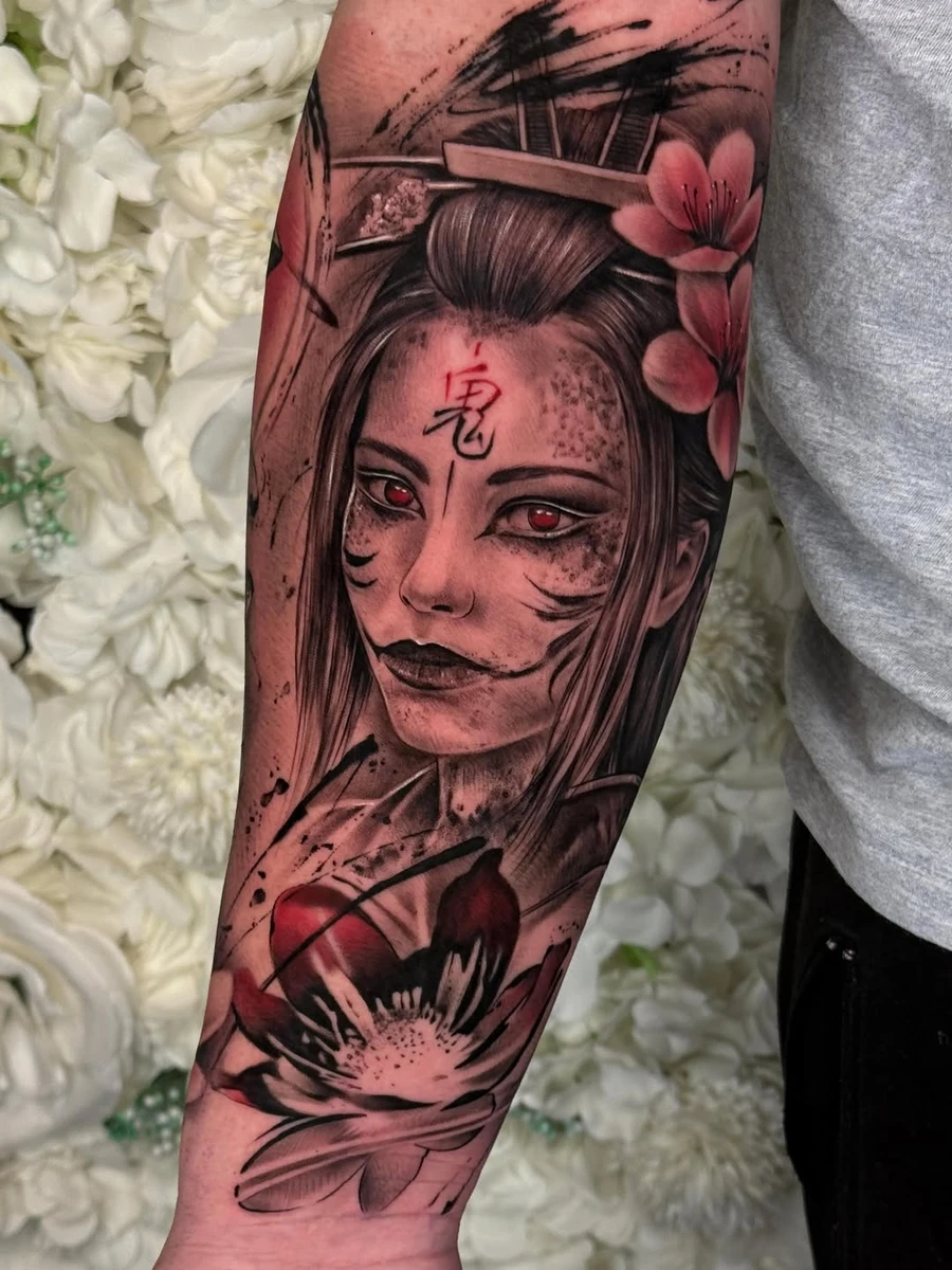 ✨ Japanese Sleeve ✨ Projet terminé pour Michel. 🔥 À la base, il avait déjà un dragon japonais qui datait de plusieurs années. L'idée était de le conserver et de construire tout le reste autour pour créer une manchette complète Geisha, fleurs de cerisier, motifs japonais, torii et quelques touches d